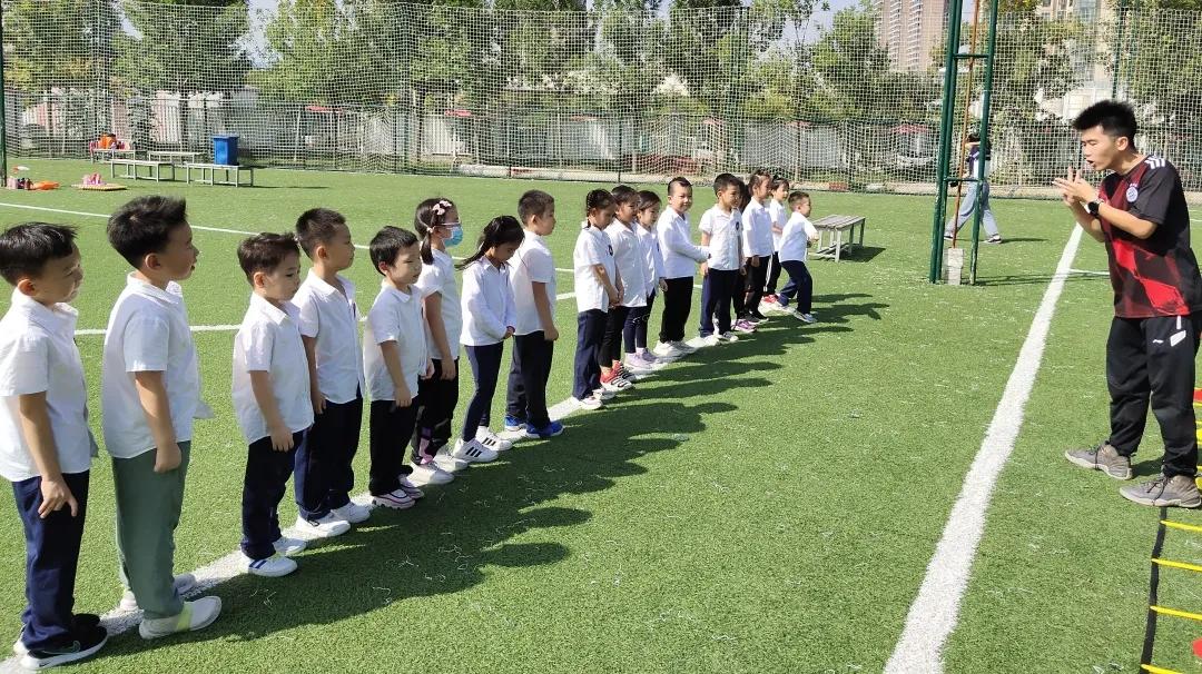 秋季校园足球联赛,秋季草坪氛围感照片