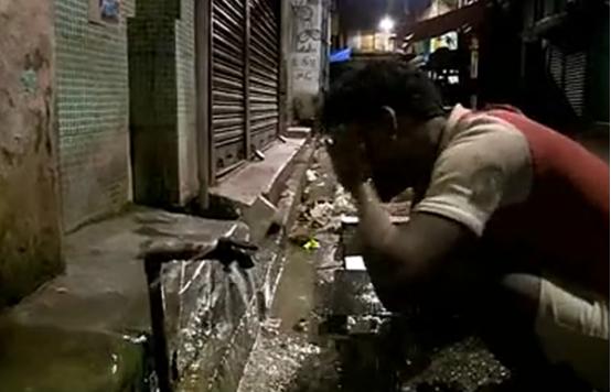 印度穷人下水道里淘金,印度穷人淘金