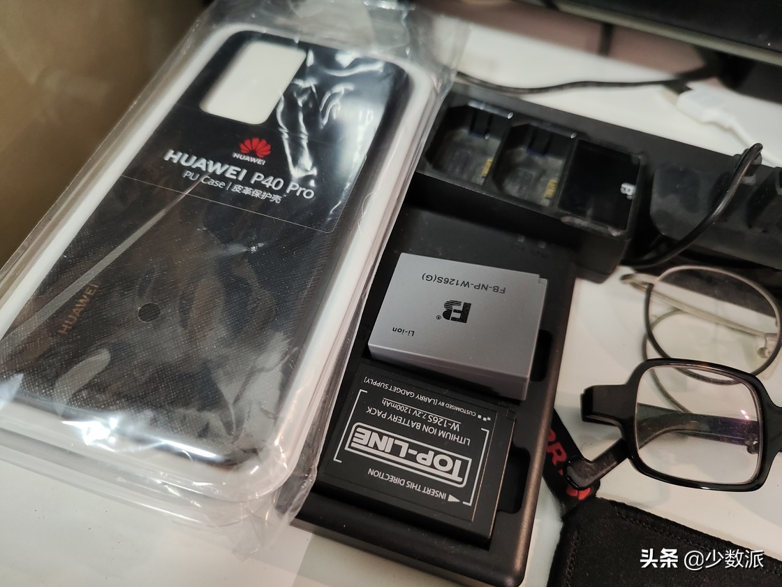 这也许是设备最多的桌面？我的「实用主义器材派」桌面分享