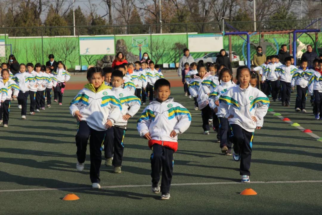 寒冷的早晨也挡不住冬泳人的步伐,寒冷的天气也挡不住我前进的步伐