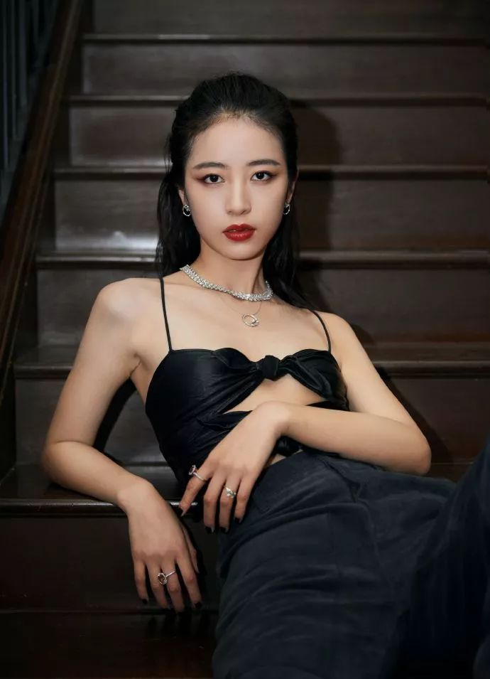 周雨彤蝴蝶结礼服,周雨彤新戏互撩