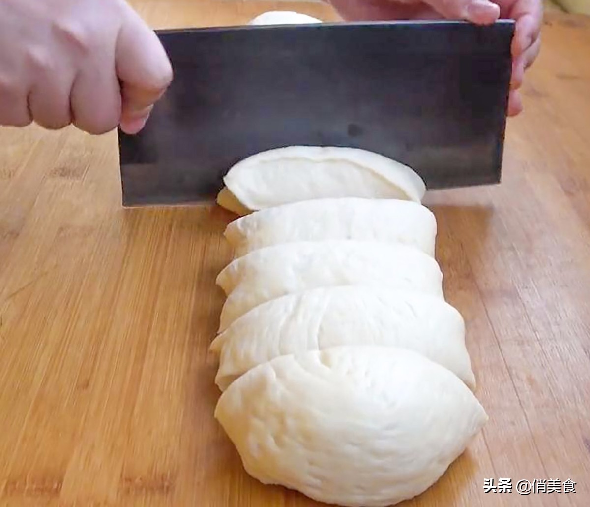 油饼这样做又软又蓬松,和面的比例很关键,放半个月都不会硬