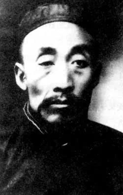 皮拖鞋：毛*东泽**多节俭？火车上意外发现皮拖鞋，整整穿了27年