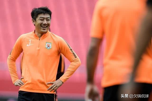 球衣宣!鲁能中场悍将坐实去中乙踢球,身材肥胖后28岁就开始沉沦