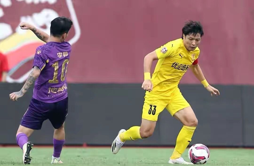 37岁足球小将汪嵩，勤奋低调自律，技术特点鲜明