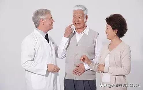 活动假牙和种植牙的性价比,门牙缺失种植牙好还是活动假牙好