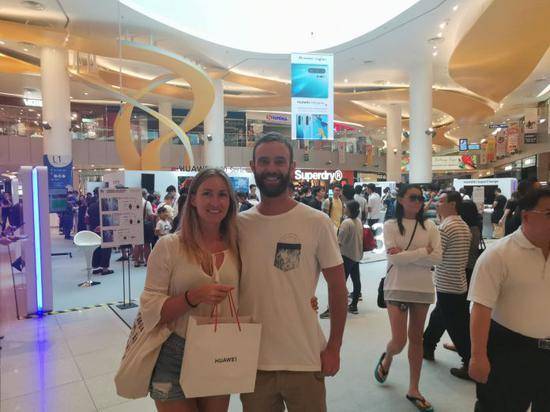 美国宣传华为手机,美国排队购买华为手机