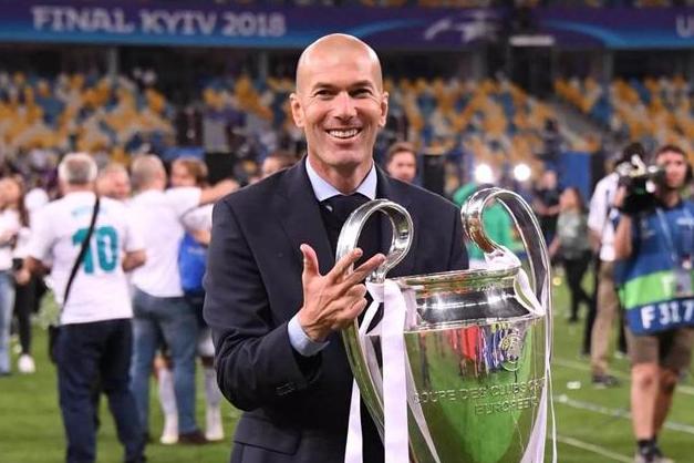 足坛三个巨星谁最厉害,足坛最伟大的十号球星图片