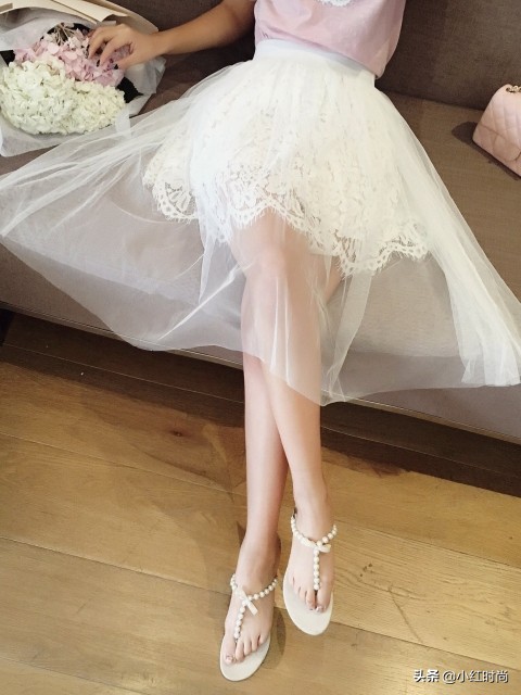 40岁女人减龄穿搭牛仔上衣加纱裙,牛仔外套配纱裙真好看