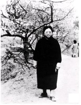 红岩女主饶国模：为爱私奔，丈夫入国民*党**并再婚，她把家献*产党共**