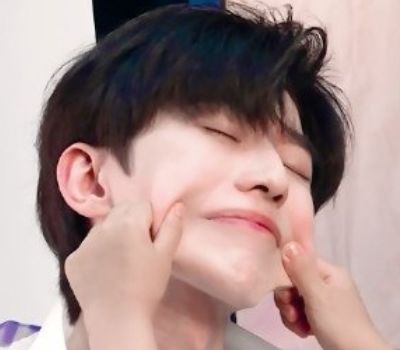 蔡徐坤到底有没有整容？看到他被人捏脸的样子，好像明白了啥