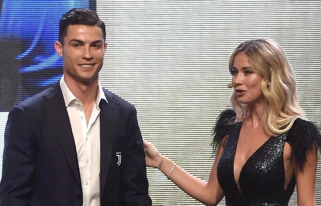 性感36E蜜桃臀的女主播!不知该看足球还是该看她