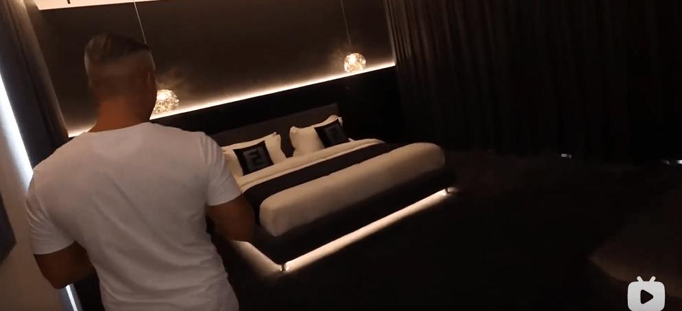 迪拜男子奋斗十年买下劳斯莱斯,迪拜小伙卖掉劳斯莱斯买法拉利