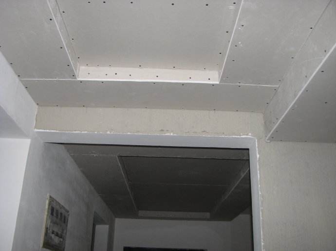 客厅吊顶用什么材料好？PVC塑料扣板、铝扣板、石膏板你选哪个？