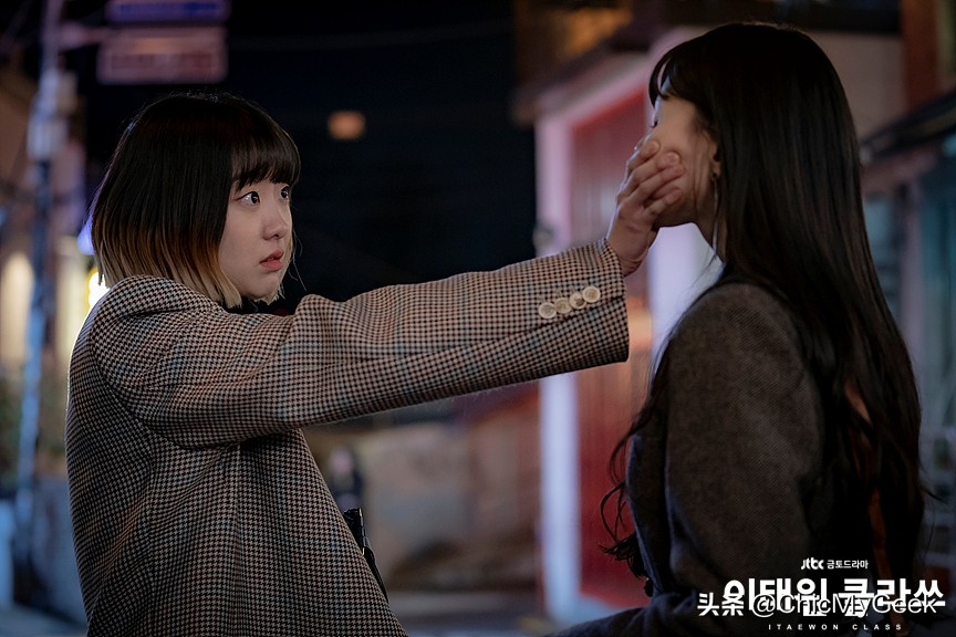 狠甩霸凌女14个巴掌！《梨泰院Class》金多美被封“韩版魏璎珞”