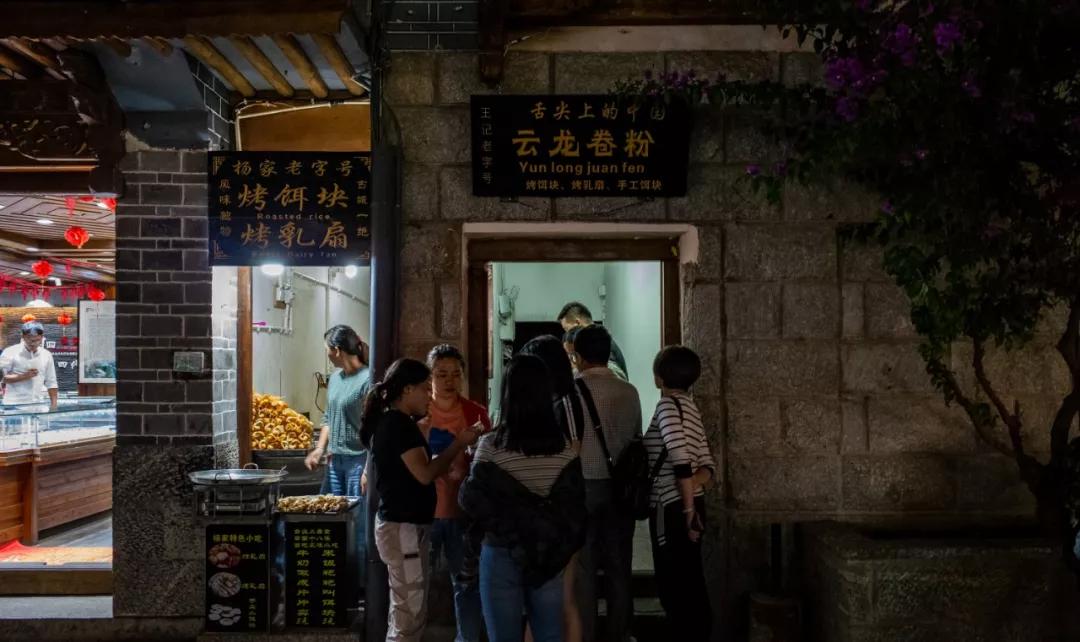 他建了一个3000㎡的浪漫花园，情侣不远千里只为一场草坪婚礼