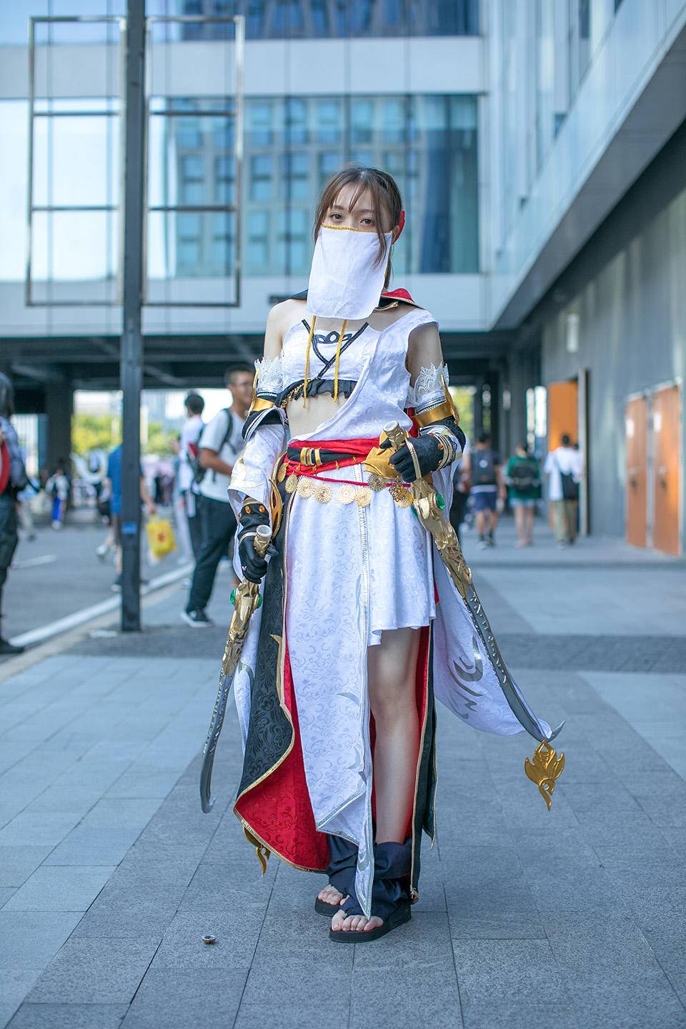 街头二次元时尚穿搭，萝莉塔裙依然大受欢迎，迷彩工装裤格外飒美