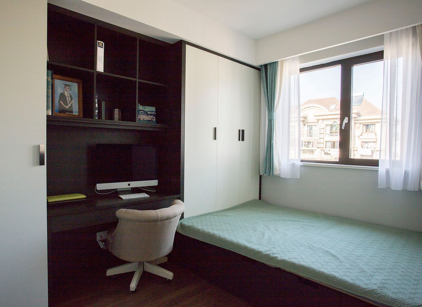 103㎡收纳满分，电动窗帘、上轨道移门和阳台吧台让家一键变高级