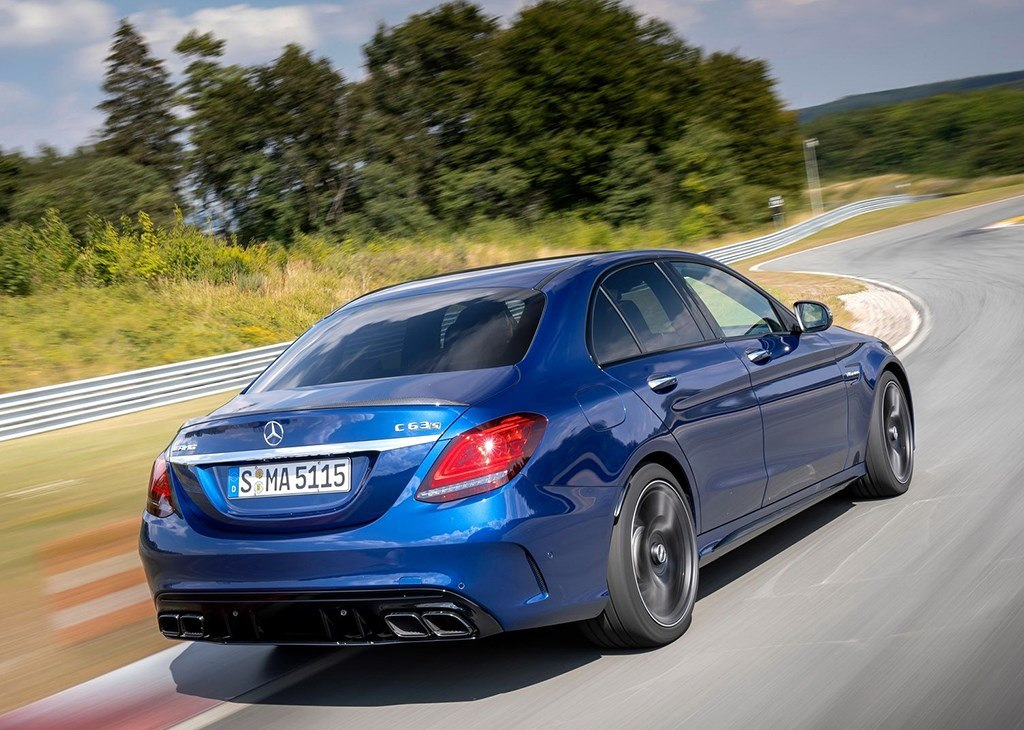 这款奔驰就像剑齿虎,口悬短剑般獠牙,价值百万可谓所向披靡