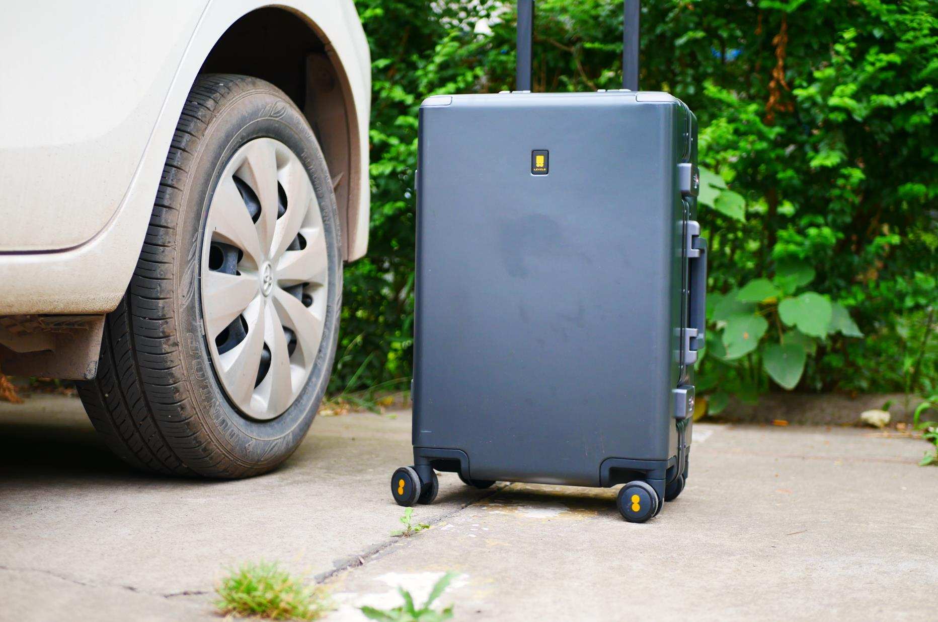 地平线8号20寸登机箱黑色,地平线8号经典系列行李箱测评