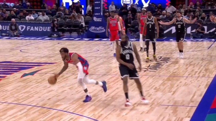 哈登造犯规动作引热议,哈登老动作造犯规遭裁判无视