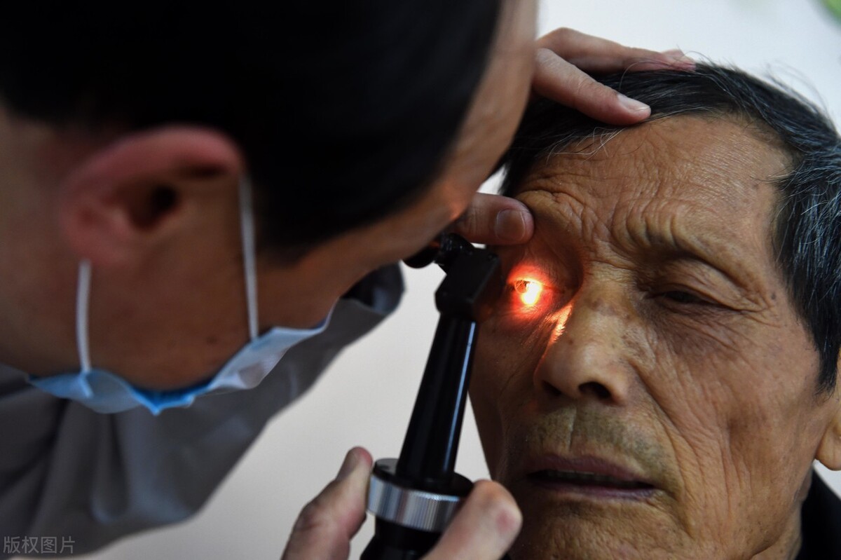 老人家白内障看不见还能治吗,老人白内障看不见手术有必要做吗