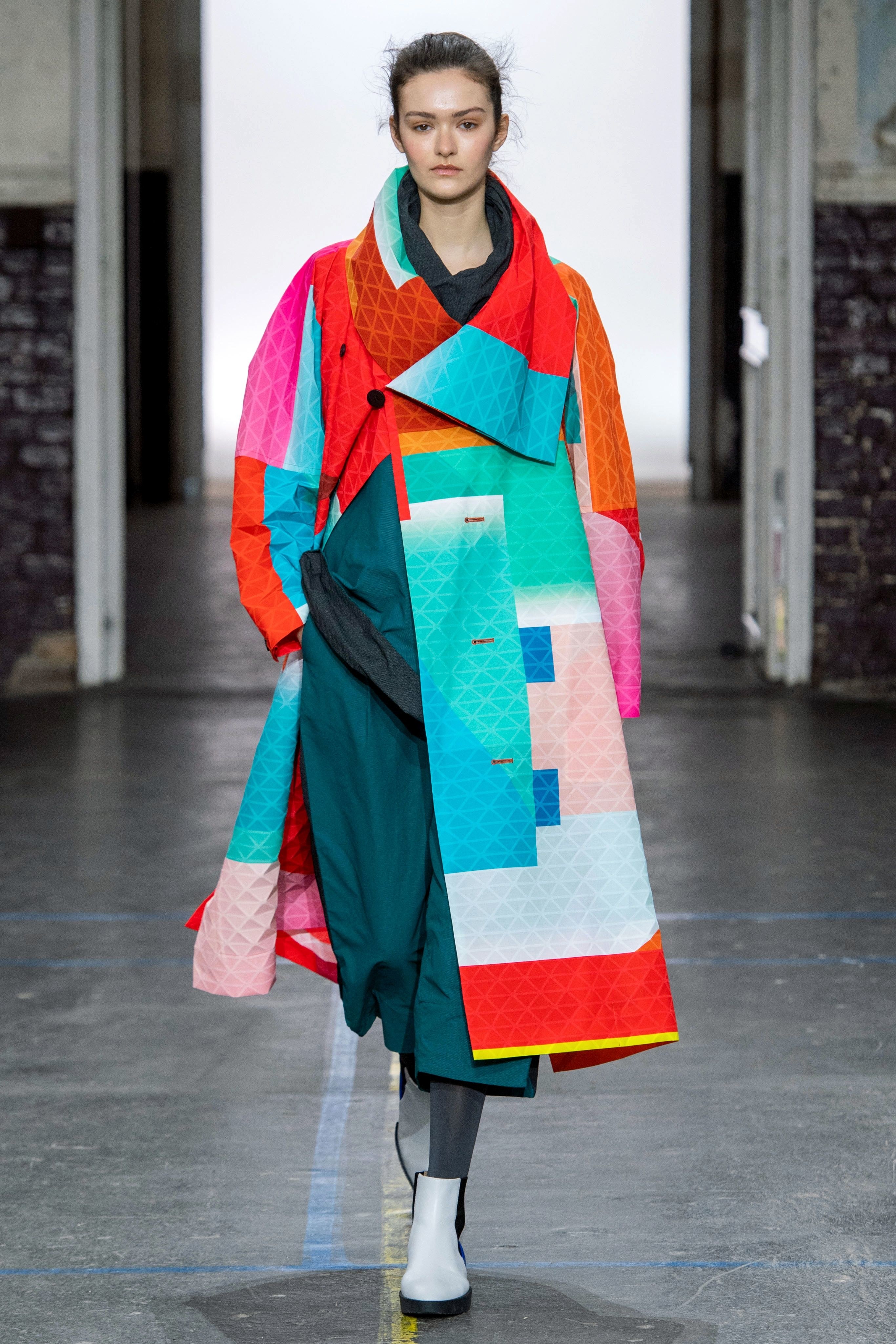 三宅一生的香水与包包，都没有易烊千玺身穿的三宅一生衬衣火！