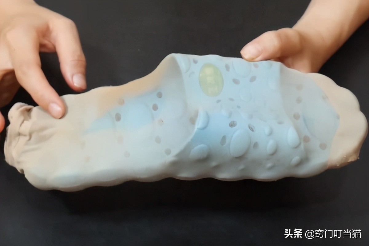 旧袜子改造拖鞋妙招,把旧袜子套在鞋子上