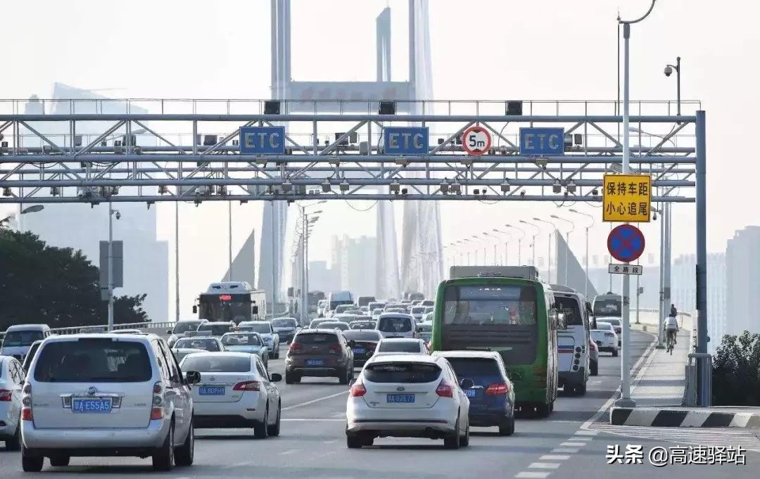 高速路口进错etc车道倒车会扣分吗,高速误入etc车道可以倒车退出吗