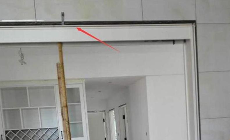 只是给门套安装几个小铁片，师傅就要300块，而朋友还说值