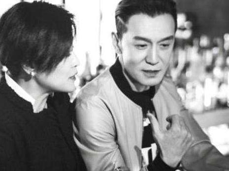 2018年，最后一次化疗后，李咏躺病床对妻子说：别把遗体运回国内