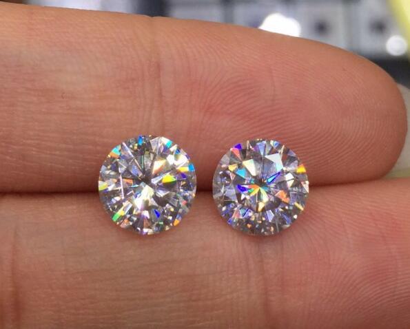 怎么区分锆石和莫桑钻还有钻石,天然锆石和莫桑钻哪个更像钻石