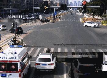 司机闯红灯送医院救治,宝马女司机拖行伤者视频