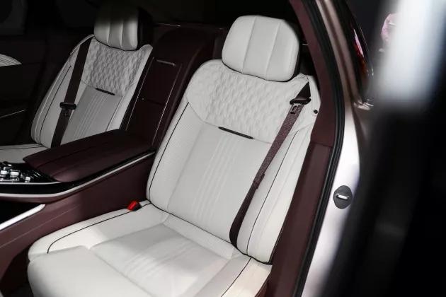 敢在人民大会堂开发布会的品牌看完我大写的服了