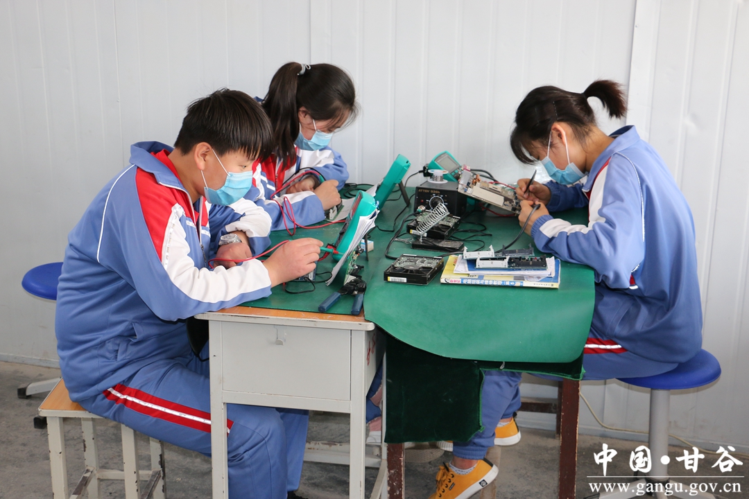 为办好满意的教育奉献光和热,攻坚克难奋力办好人民满意的教育