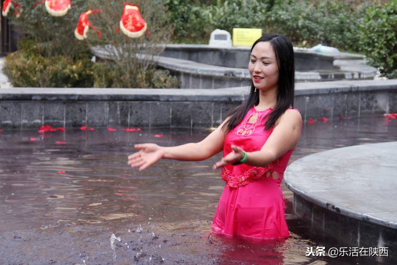 美女红酒肚兜秀，最美中国风，寒冬中华郡嗨翻天