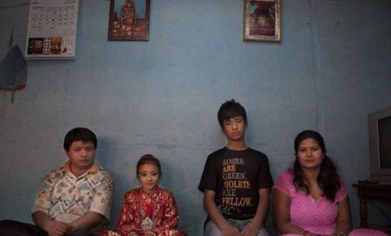 尼泊尔“活女神”双脚不能沾地，初潮就退位，无人敢娶