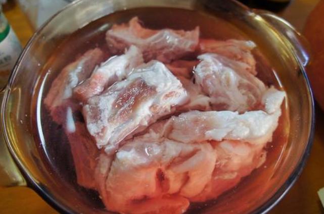 排骨焯水腥味重？处理“三步走”，保证鲜嫩无腥味，怎么做都好吃