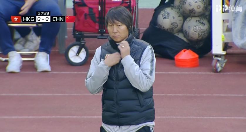 2-0！国足踢中国香港也难占优：全场仅8次射门场面菜鸡互啄