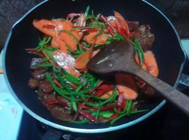 辣椒炒烟熏肠的炒法,青椒炒熏肥肠家常做法