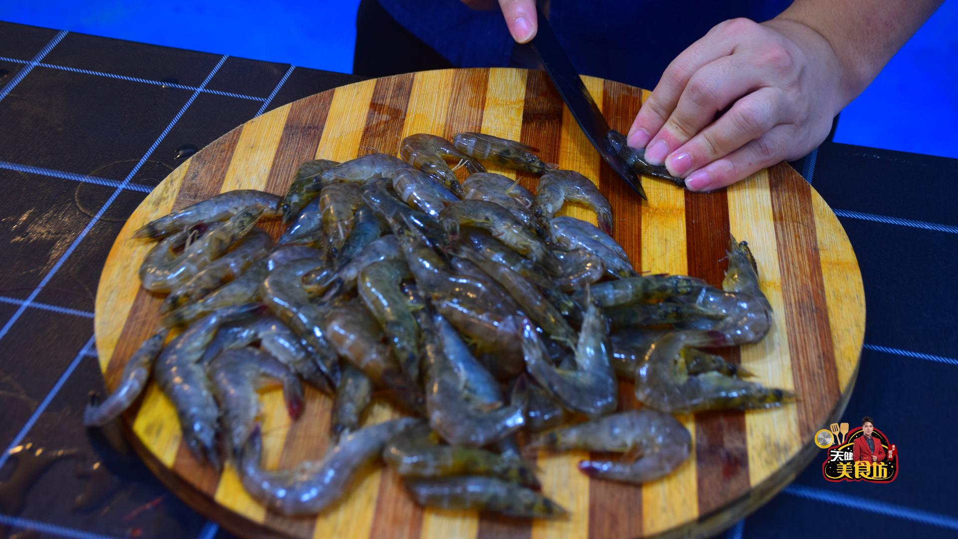 大虾别总是白灼了,大虾别水煮了教你老一辈秘制做法