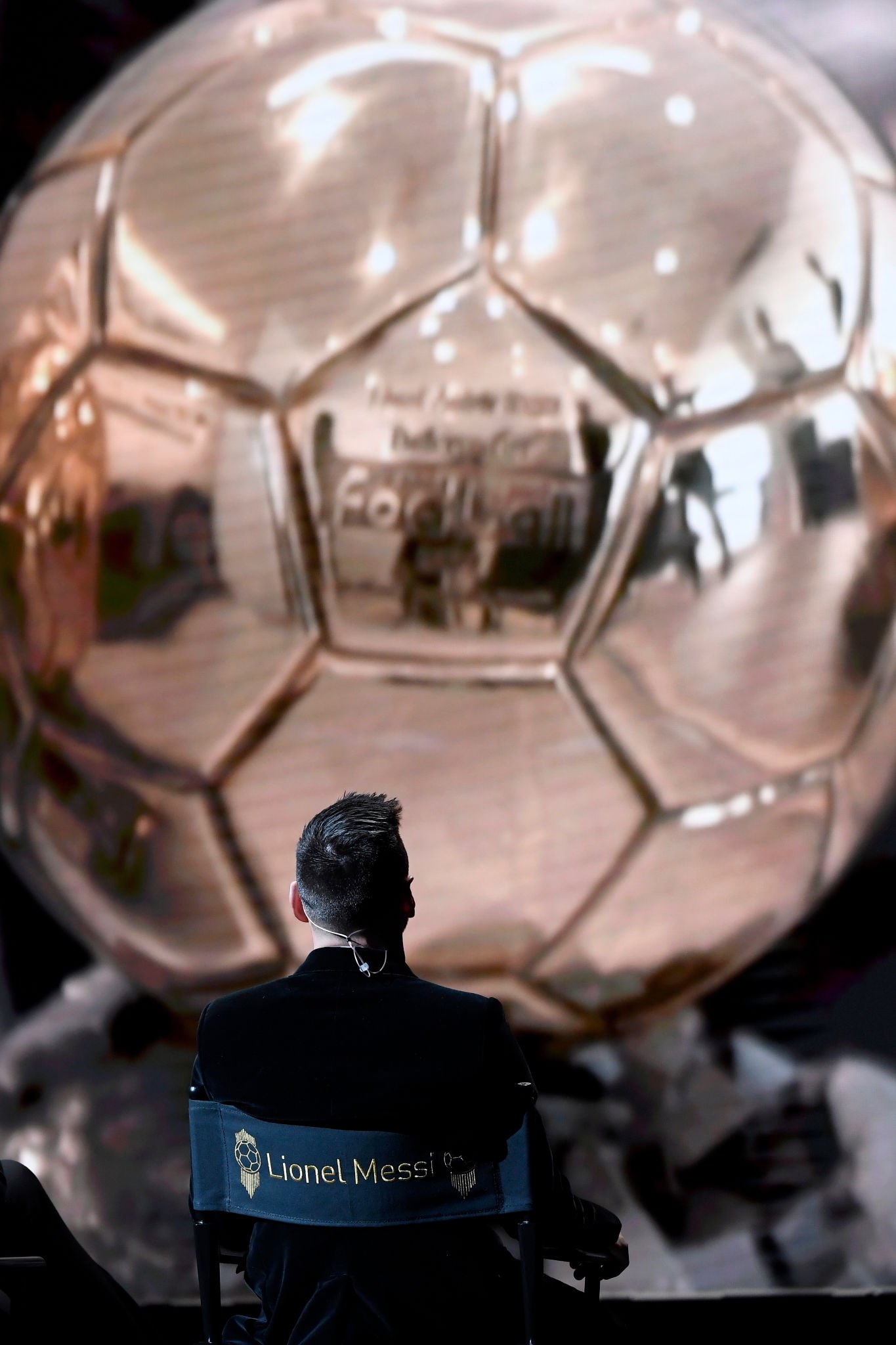 巴萨为何执意跟登贝莱续约,巴萨可以放弃登贝莱吗