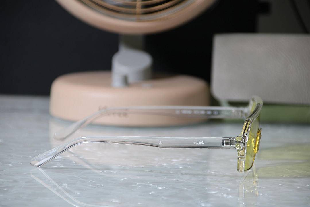 不仅解决开车人士长期困扰，它还能日夜两样感光变色