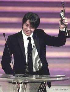 它是香港票房冠军，日本两周破20亿日元，内地却无缘公映