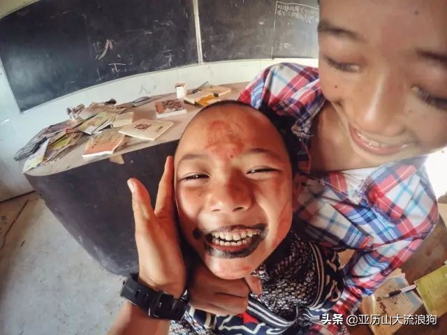 中缅边境的佛寺,旅途中遇到藏区僧人