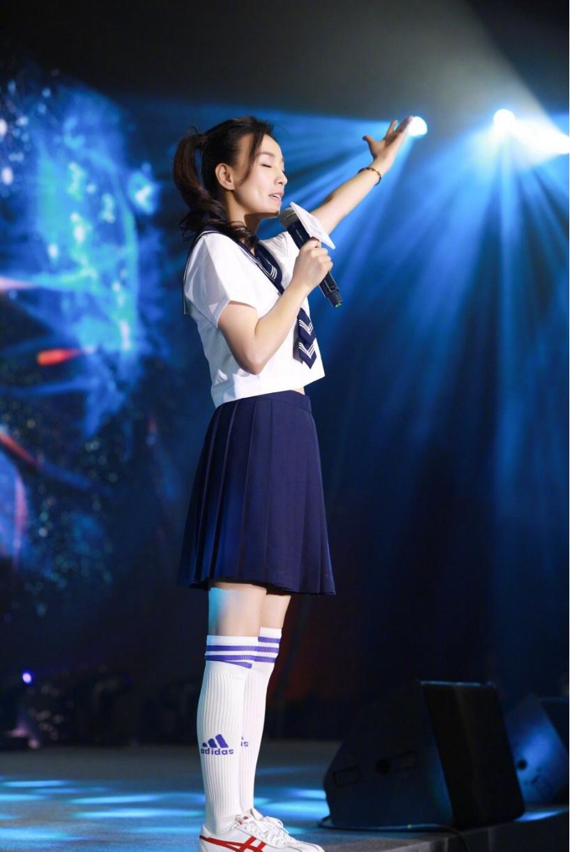 张庭黄色上衣,张庭同款超短裙