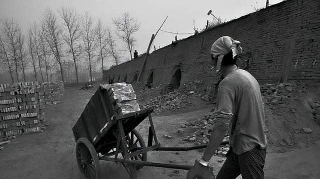 假扮乞丐吃垃圾500块卖进黑窑厂,崔松旺黑窑厂老板最后怎么处理