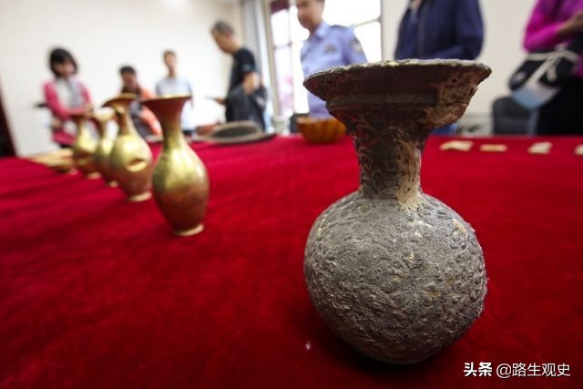 马步芳盗挖青海都兰古墓，派1个工兵营进驻，拿走金银器留下丝绸