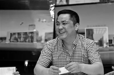 温州小伙，卖眼镜赚10亿，却欠债20亿，逃到美国又回来，为啥