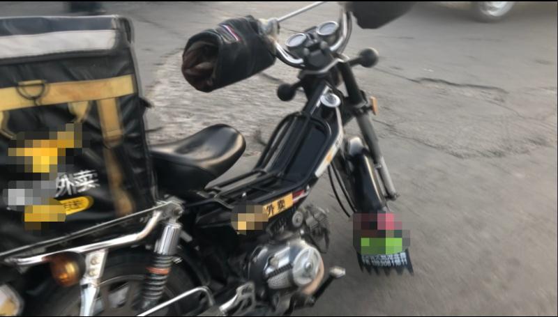 保定曲阳交警帮外卖小哥送餐,交警执法送外卖